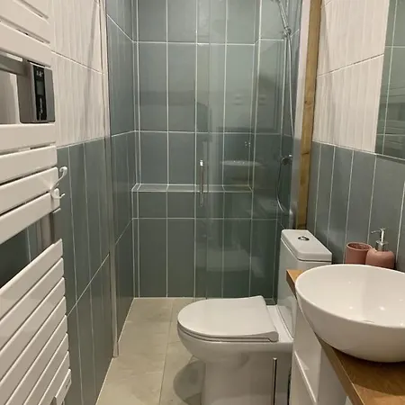 Superbe Logement 6 Chambres Doubles Neuf - Proche Centre Ville *